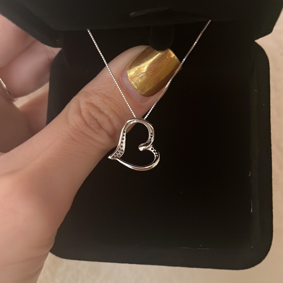 14k white gold diamond heart pendant necklace - Picture 3 of 4